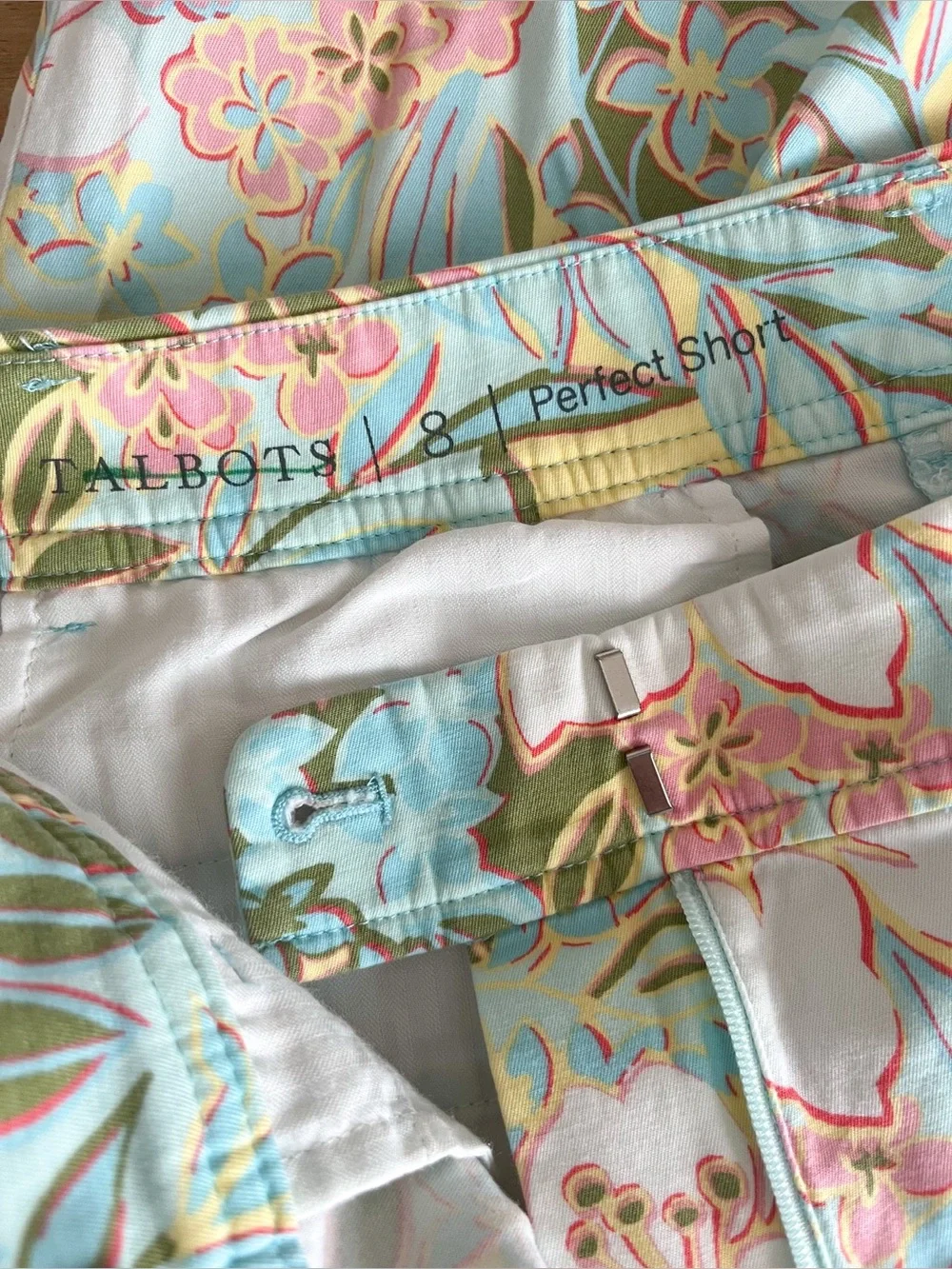 TALBOTS Perfect Shorts Hibiscus Floral Chino 10.5” Tropical Preppy  Women’s 8